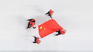 在體育館的最高處，我似乎看見(jiàn)“雪從天降，落地成金”