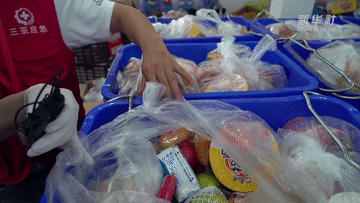 記者探訪(fǎng):三亞向滯留游客派送“愛(ài)心包”