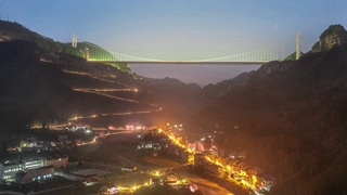 矮寨大橋通車(chē)10周年：天塹變通途，“家庭”連上了“幸福”