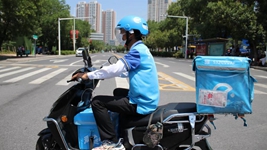 高校開(kāi)學(xué)季，看外賣(mài)小哥、保安和核酸檢測員的勵志求學(xué)路