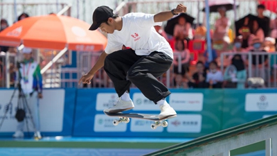 他拿冠軍獎金，蓋了一座頂配專(zhuān)業(yè)滑板場(chǎng)