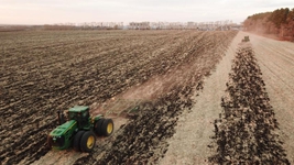 “黑土糧倉”秋整地 筑牢來(lái)年豐收之基