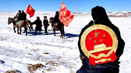 青?，敹喾ㄔ焊删?0多年扎根高原司法為民