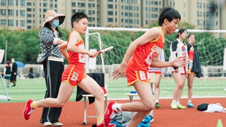 這里的孩子，把運動(dòng)會(huì )上進(jìn)了“體育課”