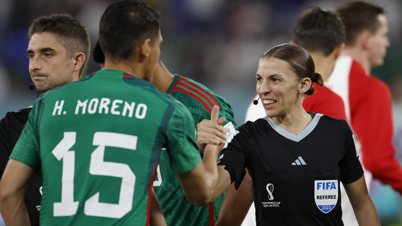 世界杯賽場(chǎng)上的女裁判，因為出色，所以上場(chǎng)！