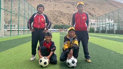 什么原因，讓這個(gè)孩子只穿一只球鞋踢球？