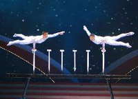 演員汪靜、高鴻陽(yáng)在晚會(huì )上表演雜技《頂——太極》