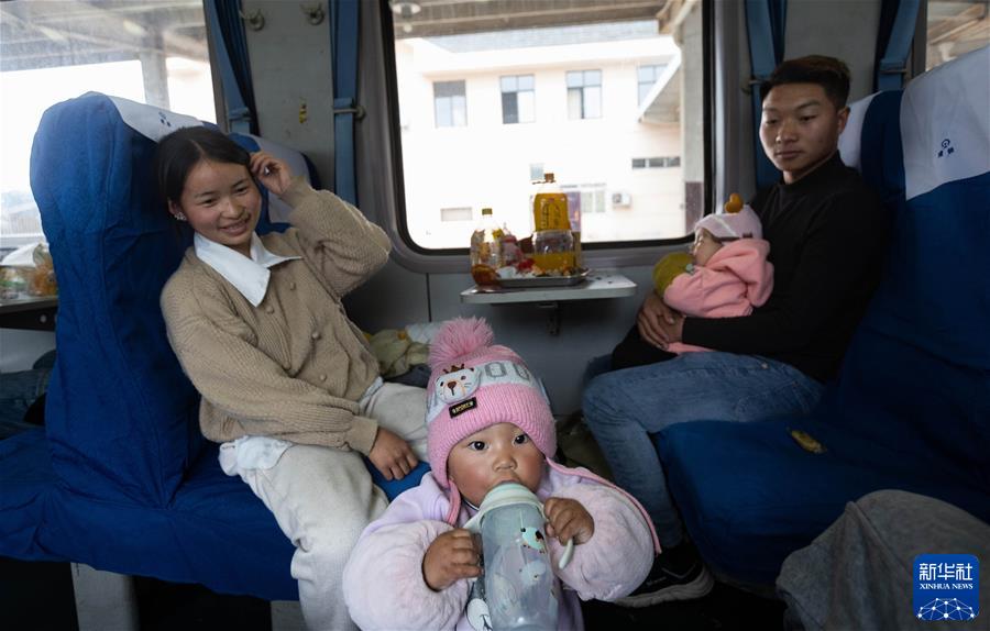 (鏡觀(guān)中國·新華社國內新聞?wù)掌恢芫x)(12)K4618次臨客上的38個(gè)小時(shí)