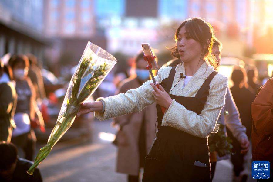 (鏡觀(guān)中國·新華社國內新聞?wù)掌恢芫x)(13)跟著(zhù)主播逛花都