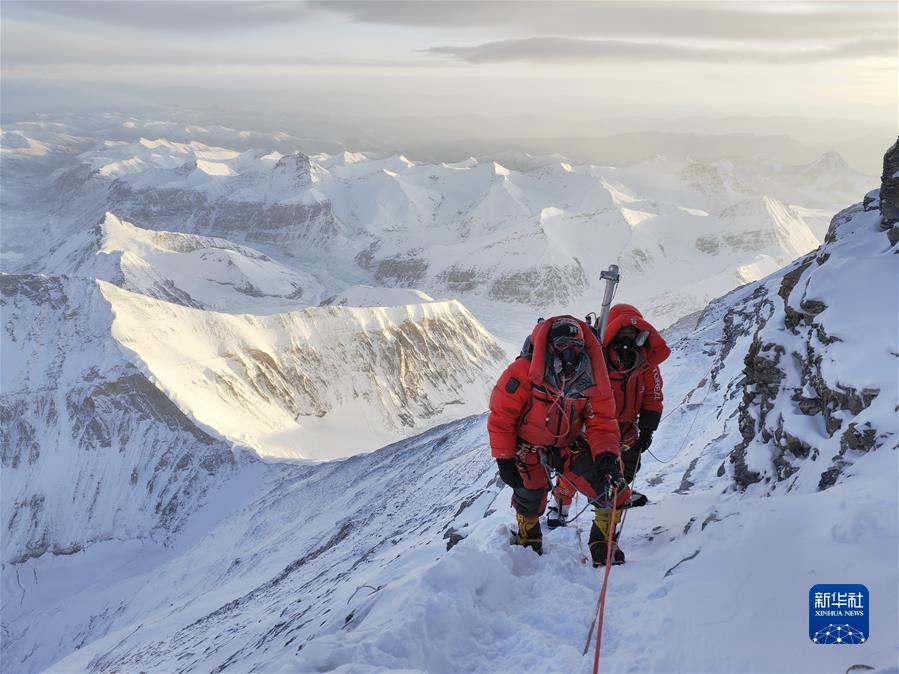 (鏡觀(guān)中國·新華社國內新聞?wù)掌恢芫x)(1)我國科考隊員登頂珠峰 開(kāi)展多項科學(xué)考察