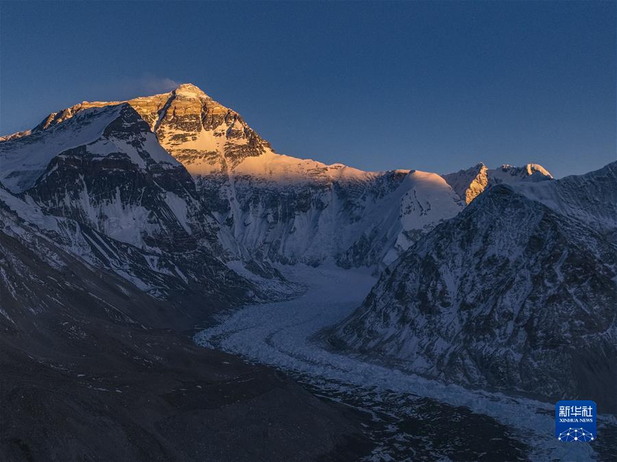 （鏡觀(guān)中國·新華社國內新聞?wù)掌恢芫x）（8）珠峰的日與夜