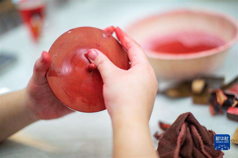 （社會(huì )）（2）打造大漆藝術(shù)空間  “巧”手“制”出就業(yè)路