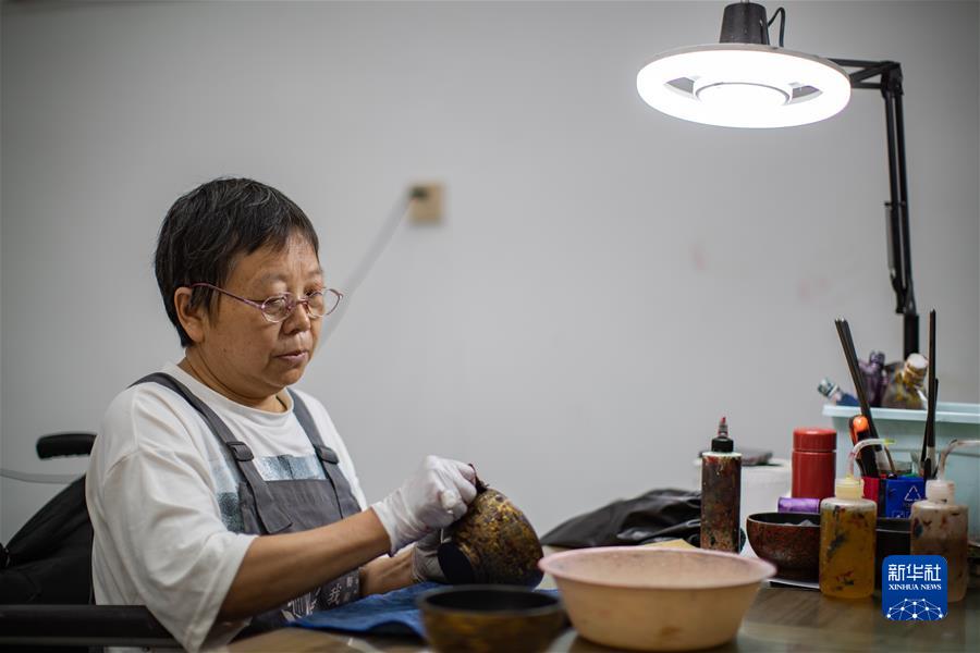 （社會(huì )）（1）打造大漆藝術(shù)空間  “巧”手“制”出就業(yè)路