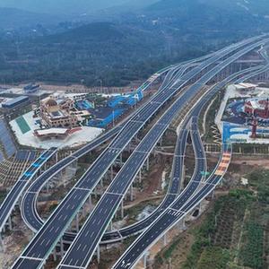 #（經(jīng)濟）（1）濟青中線(xiàn)濟濰段正式通車(chē)