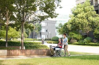 新華全媒＋丨不離不棄，金婚長(cháng)跑因愛(ài)延續