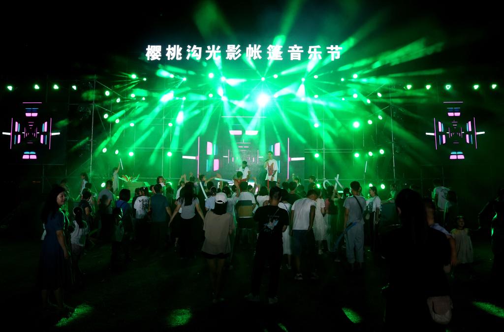 河南鄭州:繽紛活動(dòng) 點(diǎn)亮夏夜