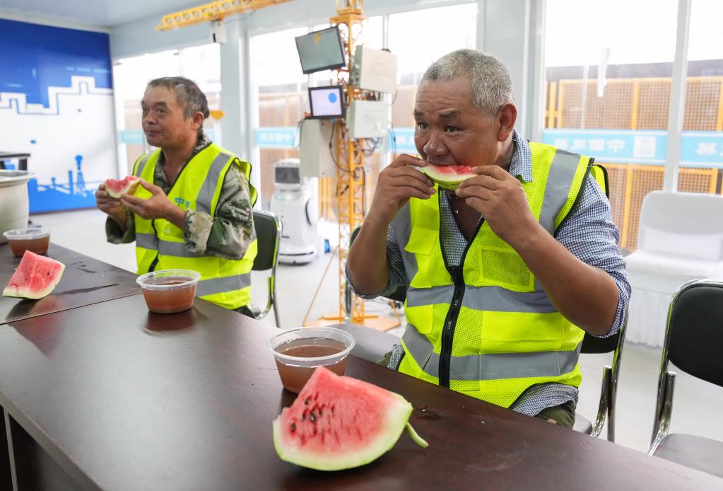 上海:勞動(dòng)者避暑港灣享清涼