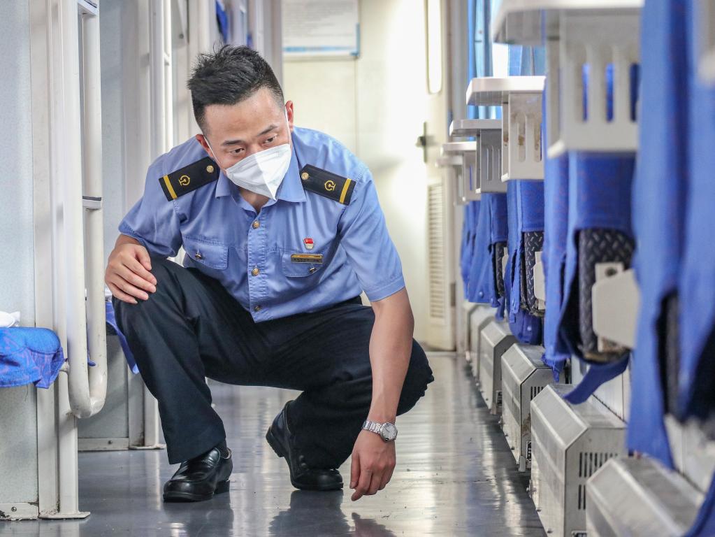 新華全媒+|暑運中的守車(chē)人