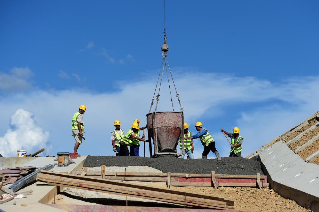 安徽池州:高溫下的鐵路建設者