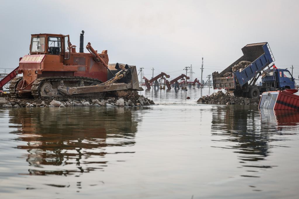 新華全媒+丨遼寧繞陽(yáng)河潰口封堵完成合龍