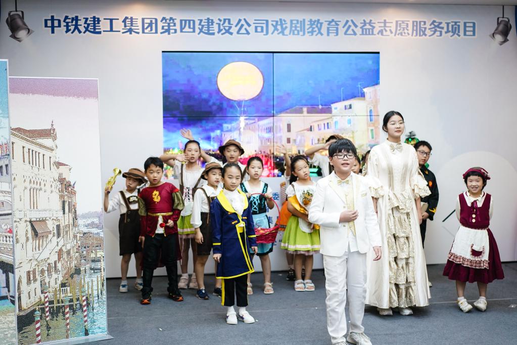 江蘇:建設者子女工地上演《威尼斯商人》