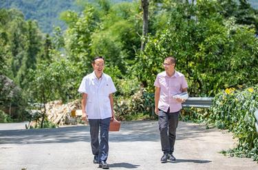 新華全媒+丨村里來(lái)了“醫生書(shū)記” 小山村也有“大醫院”