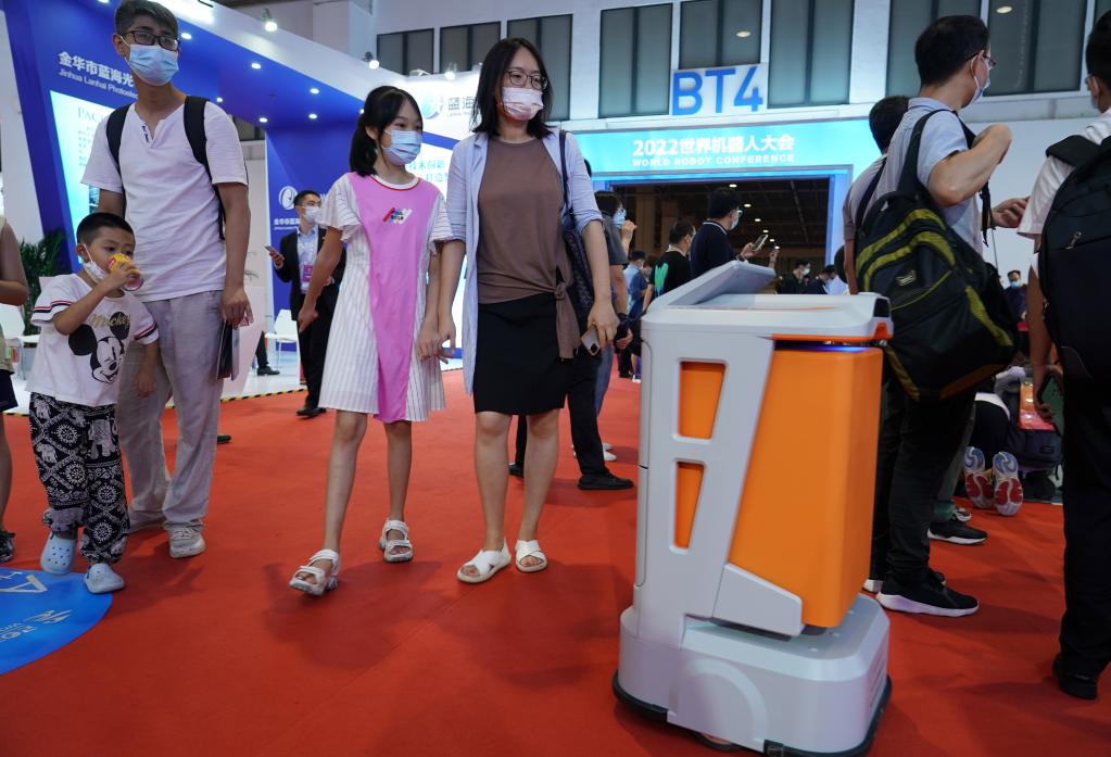 新華全媒+|服務(wù)機器人讓生活更美好