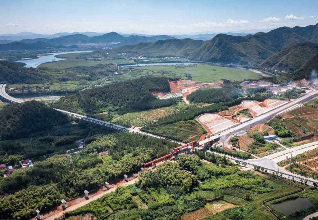 安徽:宣績(jì)鐵路架梁忙