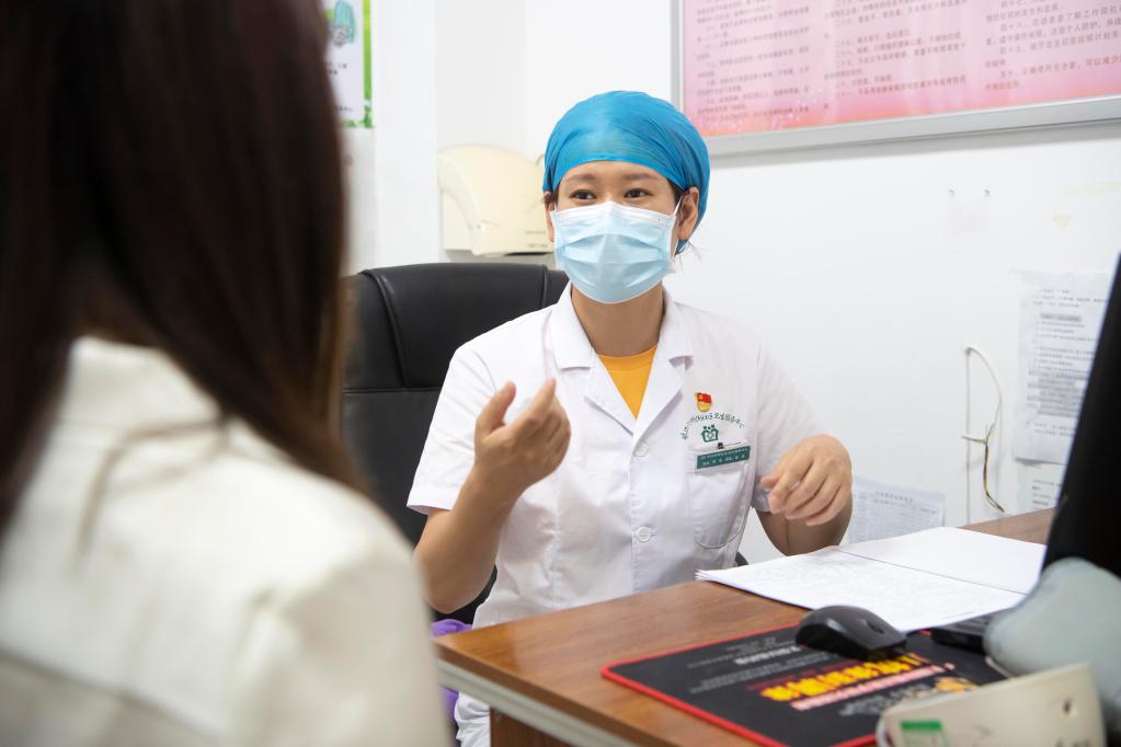 奮斗者·正青春｜社區家庭醫生黃瑩：以“仁心”贏(yíng)“人心”