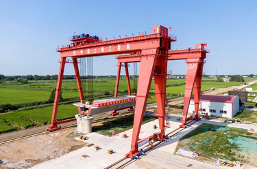 滬渝蓉高鐵天門(mén)段首榀箱梁成功架設