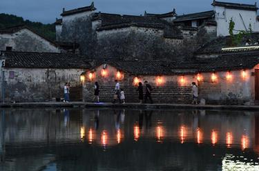 新華全媒+｜夜經(jīng)濟“點(diǎn)亮”世界文化遺產(chǎn)古村落