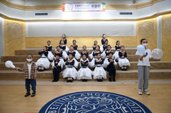 新華全媒+丨這一天，我們?yōu)閻?ài)而歌