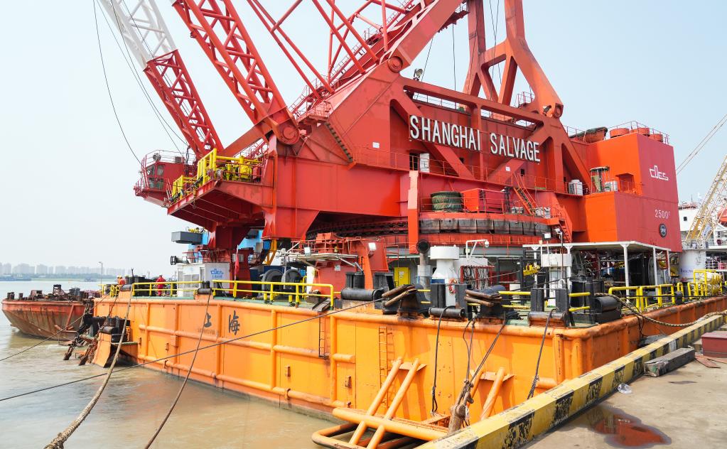 新華全媒＋丨“大力號”起航出海 打撈長(cháng)江口二號古船