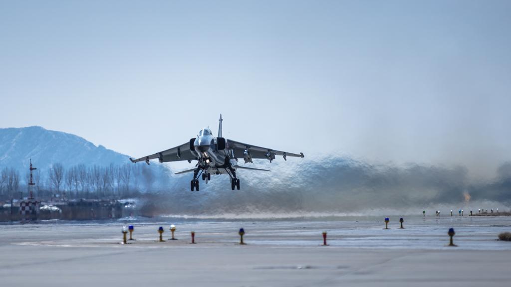 中國海軍航空兵初步實(shí)現從岸基向艦基跨越發(fā)展