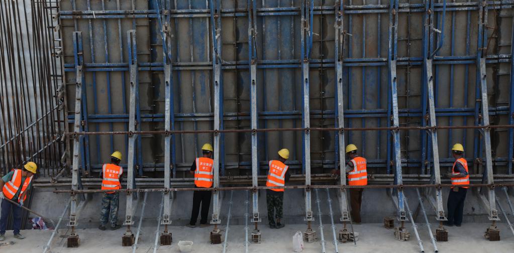 堅守崗位過(guò)中秋