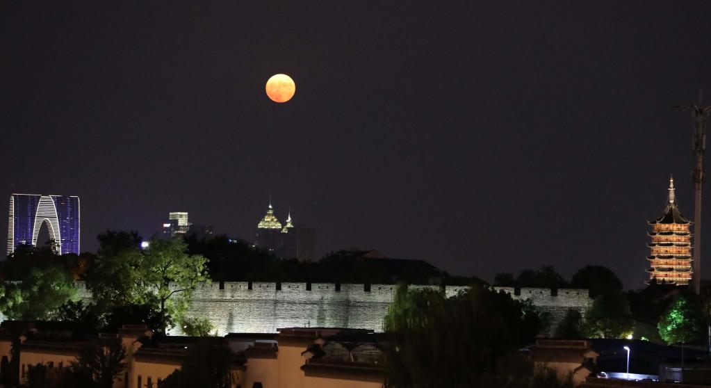 新華全媒+丨詩(shī)意中國——平分秋色一輪滿(mǎn)，長(cháng)伴云衢千里明