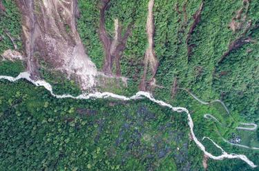 六勇士挺進(jìn)海螺溝開(kāi)展地質(zhì)災害應急排查工作