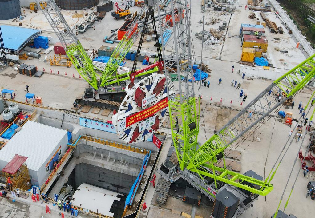 上海：軌道交通崇明線(xiàn)“申通號”盾構機刀盤(pán)順利下井