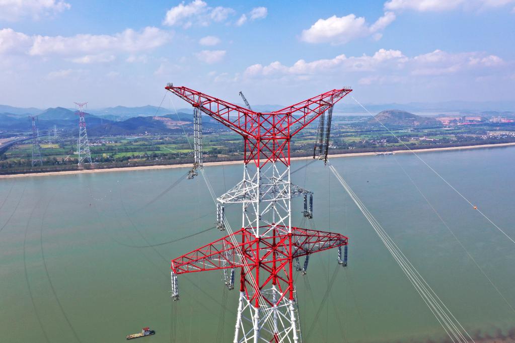 新華全媒+丨“西電東送”大動(dòng)脈 特高壓白浙線(xiàn)安徽段長(cháng)江大跨越線(xiàn)路貫通