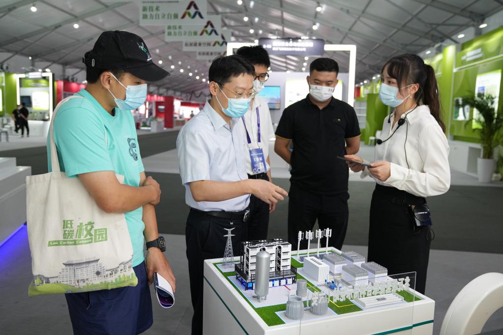 新華全媒+丨在“雙創(chuàng  )周”主題展上感受科技魅力