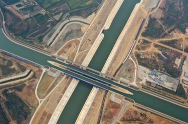 新華全媒+丨河上有河！無(wú)人機帶你鳥(niǎo)瞰世界單跨最大“水上立交”