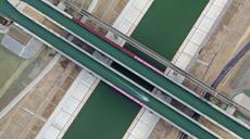 新華全媒+丨河上有河！無(wú)人機帶你鳥(niǎo)瞰世界單跨最大“水上立交”