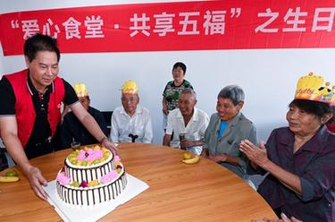 鄉村愛(ài)心食堂迎重陽(yáng)