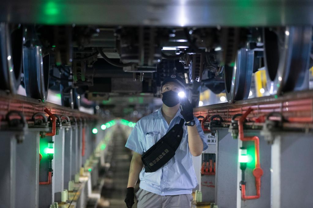 新華全媒+丨長(cháng)假里的堅守