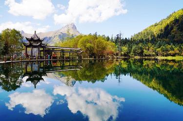 新華全媒＋丨詩(shī)意中國——落霞與孤鶩齊飛，秋水共長(cháng)天一色