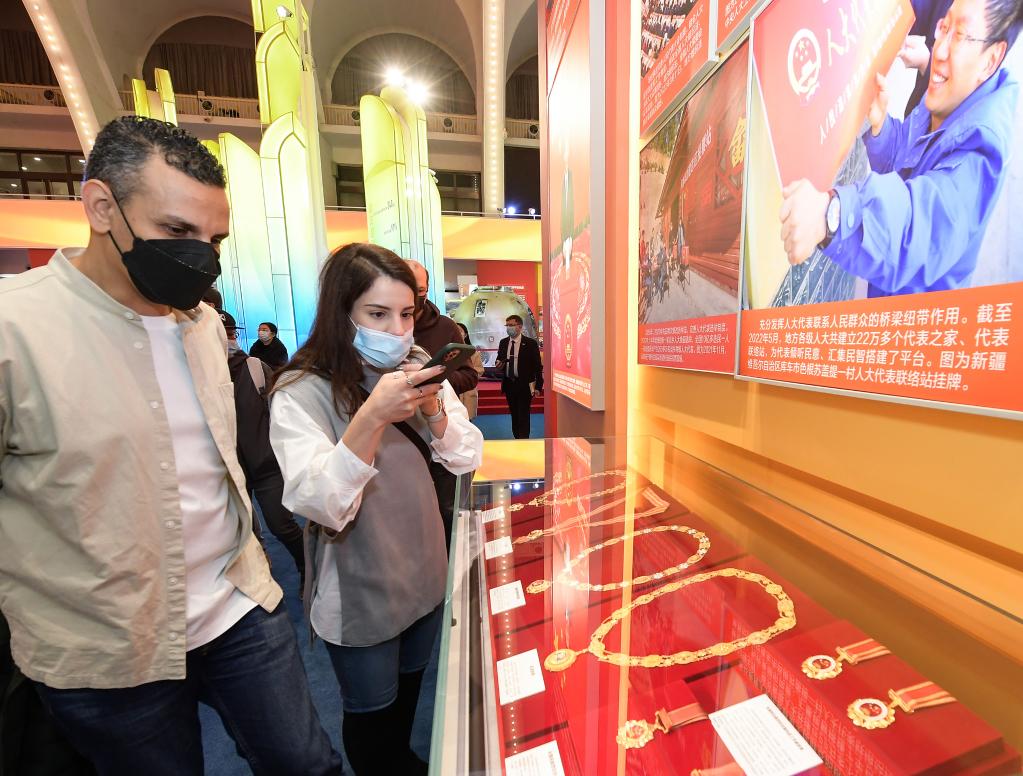 “中國取得的非凡成就令人欽佩！”——記外國嘉賓參觀(guān)“奮進(jìn)新時(shí)代”主題成就展