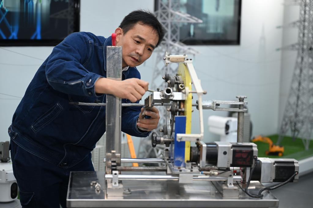 新華全媒+·二十大代表在基層丨廖志斌:宣講黨的二十大精神 守護輸電線(xiàn)路安全