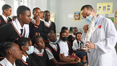 中國援納醫療隊向中學(xué)生傳授中醫文化