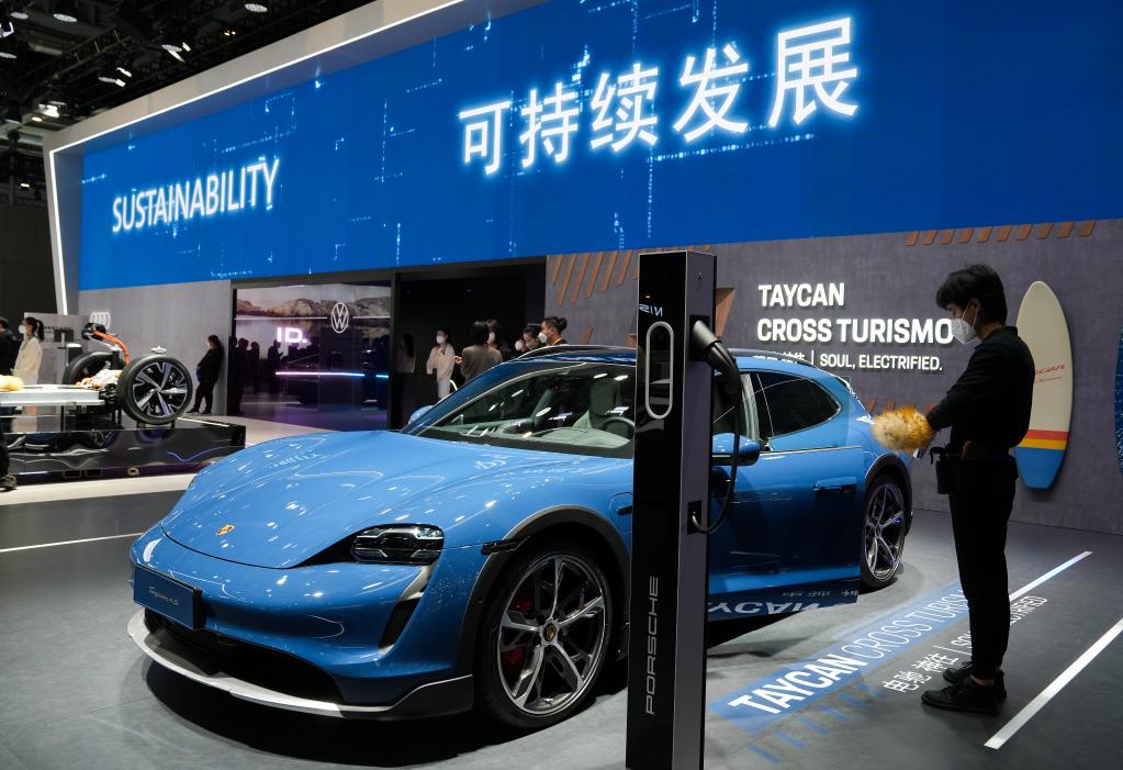 新華全媒+丨新能源車(chē)企在進(jìn)博:綠色低碳 各展神通