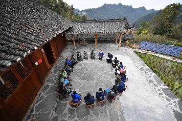 “不管多偏遠的地方，都不會(huì )被落下”——十八洞村里宣講二十大精神的“院壩會(huì )”